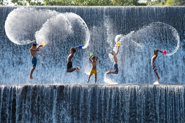 Crianças jogando respingo a água na barragem de Klungkung — Fotografia de Stock