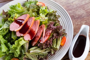 Füme ördek meme salatası