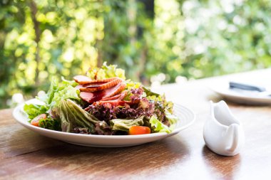 Füme ördek meme salatası