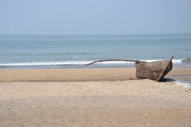 Resmi bir teknede boş bir deniz kıyısı