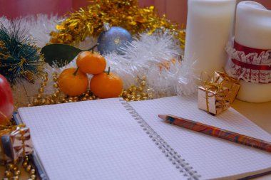 Noel ve yeni yıl hayat hala. Mumlar, tinsel, mandalina, oyuncak ve defter kalem ile