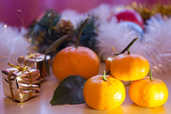 Weihnachten Und Neujahr Spielzeug Und Mandarine Stillleben — Stockfoto