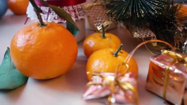 Bodegón Navidad Año Nuevo Con Juguetes Mandarinas — Vídeo de stock