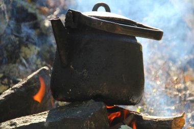 Siyah taş yangında haşlanmış su ısıtıcısı 