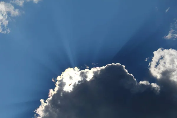 Solen Gömde Sig Bakom Molnet Solen Strålar Lysa Upp Himlen — Stockfoto