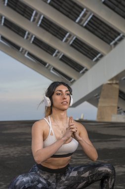 Açık havada eğitim ve karın egzersizleri ve dumbbells bir sokakta Barselona fitness kadın