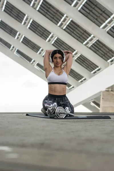 Mulher Fitness Treinando Livre Fazendo Exercícios Abdominais Halteres Uma Rua — Fotografia de Stock