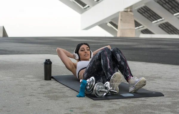Mulher Fitness Treinando Livre Fazendo Exercícios Abdominais Halteres Uma Rua — Fotografia de Stock