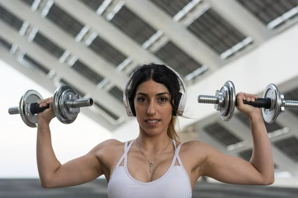 Mulher Fitness Treinando Livre Fazendo Exercícios Abdominais Halteres Uma Rua — Fotografia de Stock