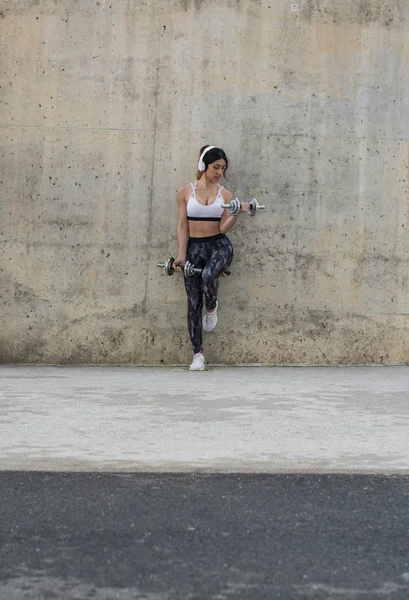 Fitness Frau Trainiert Freien Und Macht Bauchübungen Und Hanteln Einer — Stockfoto