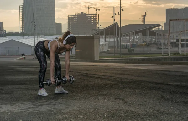Mulher Fitness Treinando Livre Fazendo Exercícios Abdominais Halteres Uma Rua — Fotografia de Stock