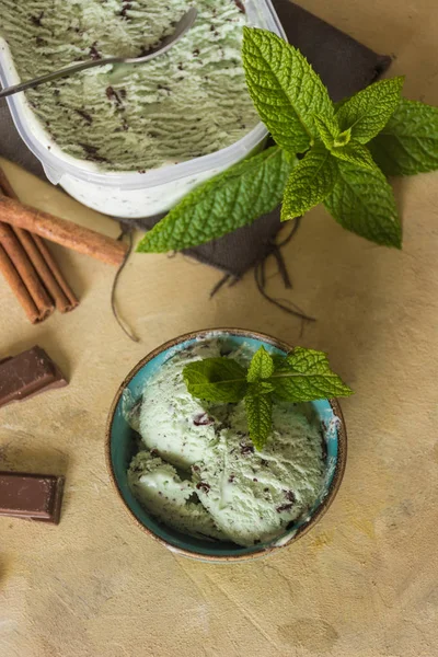 Yapımı Naneli Çikolatalı Dondurma Rustik Masa — Stok fotoğraf