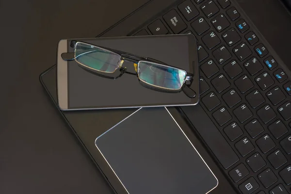 Smartphone Met Laptop Zwarte Achtergrond Onmisbare Elementen Voor Een Kantoor — Stockfoto