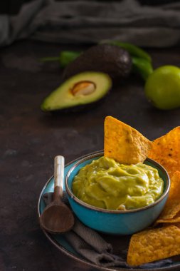 Plaka nachos ile ev yapımı guacamole. Tipik Meksika yemeği fincan