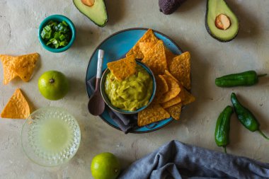 Plaka nachos ile ev yapımı guacamole. Tipik Meksika yemeği fincan