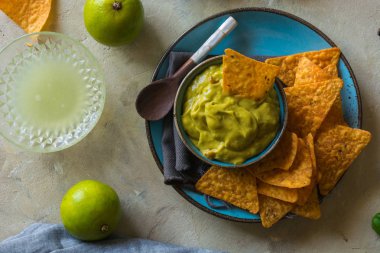 Plaka nachos ile ev yapımı guacamole. Tipik Meksika yemeği fincan