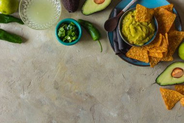 Plaka nachos ile ev yapımı guacamole. Tipik Meksika yemeği fincan