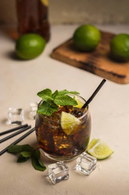 Cuba Libre içecek nane yaprağı ve limon parçaları ile. ROM ve cola alkollü içki
