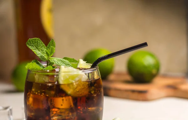 Cuba Libre Drank Met Muntblaadjes Stukken Van Kalk Alcoholische Drank — Stockfoto