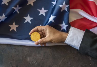 Bitcoin Amerika Birleşik Devletleri bayrak ile yönetici elinde altın