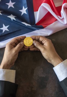 Bitcoin Amerika Birleşik Devletleri bayrak ile yönetici elinde altın