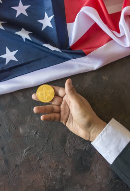 Bitcoin Amerika Birleşik Devletleri bayrak ile yönetici elinde altın