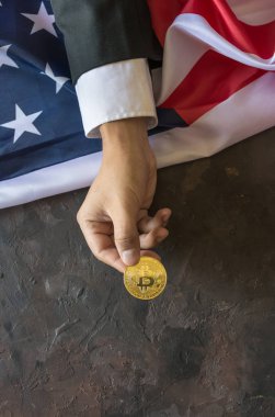 Bitcoin Amerika Birleşik Devletleri bayrak ile yönetici elinde altın