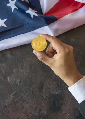 Bitcoin Amerika Birleşik Devletleri bayrak ile yönetici elinde altın