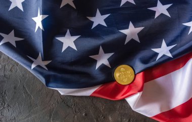 Bitcoin Amerika Birleşik Devletleri bayrak ile yönetici elinde altın