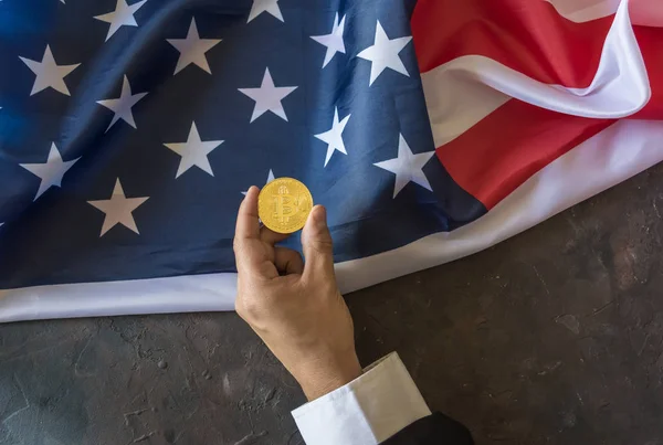 Bitcoin Amerika Birleşik Devletleri bayrak ile yönetici elinde altın