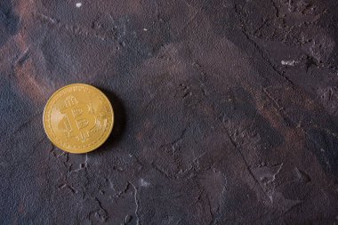 Bitcoin altın cryptocurrency siyah taşlarla gömülü. Gelecek para