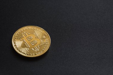 siyah arka plan üzerine Bitcoin denilen cryptocurrency