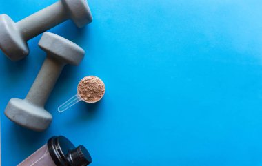 Çikolata aromalı beyaz protein karışımı. Sporcular için temel yemek.
