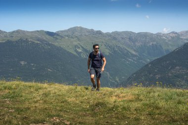 Yaz aylarında yüksek dağlarda yürüyüş pratik yalnız adam.