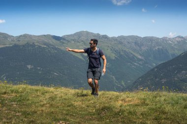 Yaz aylarında yüksek dağlarda yürüyüş pratik yalnız adam.