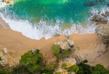 Costa Brava, İspanya havadan izleme. Plaj kayalar ve dalgalar İspanya dolu