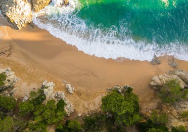 Costa Brava, İspanya havadan izleme. Plaj kayalar ve dalgalar İspanya dolu