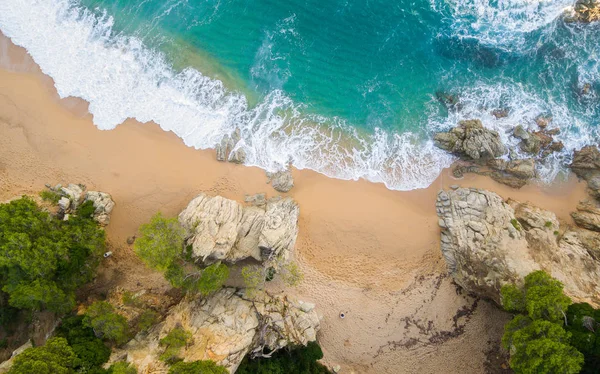 カタロニアのコスタ ブラバの空中写真 スペインの波と岩の完全なビーチ — ストック写真