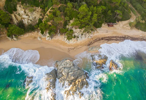 カタロニアのコスタ ブラバの空中写真 スペインの波と岩の完全なビーチ — ストック写真