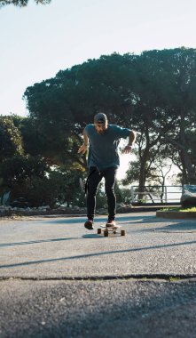 Bir gün batımı ile onun uzun tahta bir yalnız sokakta rahat giyim pratik adam