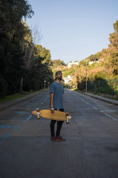 Homem Roupas Casuais Praticando Com Sua Longa Prancha Uma Rua — Fotografia de Stock