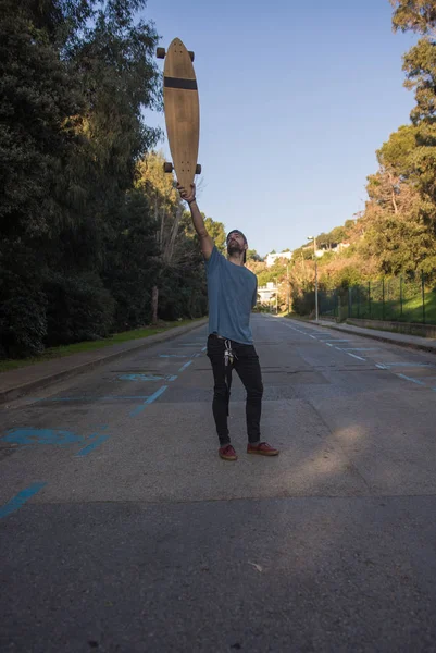 Homem Roupas Casuais Praticando Com Sua Longa Prancha Uma Rua — Fotografia de Stock