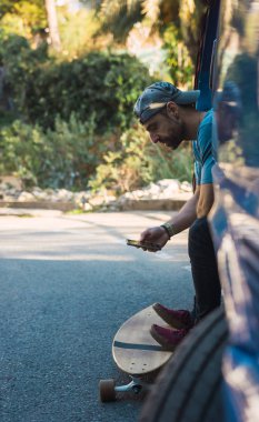 Bir gün batımı ile onun uzun tahta bir yalnız sokakta rahat giyim pratik adam