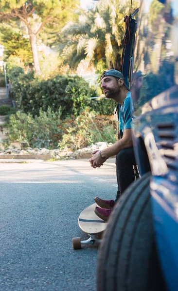 Bir gün batımı ile onun uzun tahta bir yalnız sokakta rahat giyim pratik adam