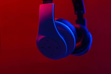 Stereo ses ile müzik dinlemek için kulaklık.