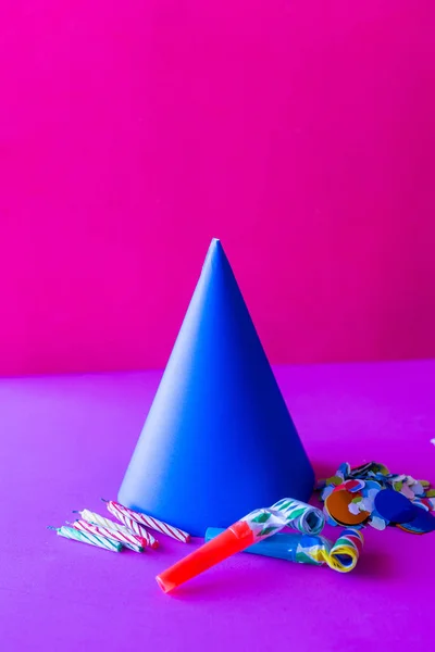 Celebración Cumpleaños Con Sombreros Papel Confeti Velas Sopladores Fiestas —  Fotos de Stock