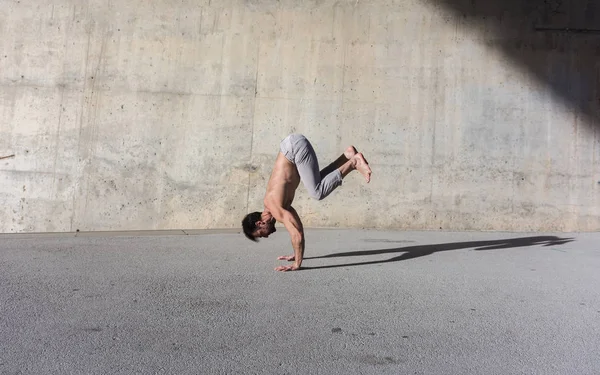 Man Presterende Geavanceerde Yoga Oefeningen Stretching Het Lichaam Gezond Houden — Stockfoto