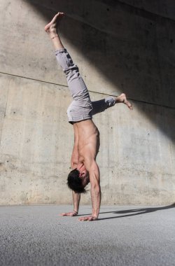 Adam performans gösteren gelişmiş yoga egzersizleri ve vücut sağlıklı tutmak için germe