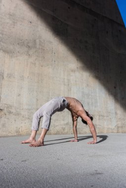 Adam performans gösteren gelişmiş yoga egzersizleri ve vücut sağlıklı tutmak için germe