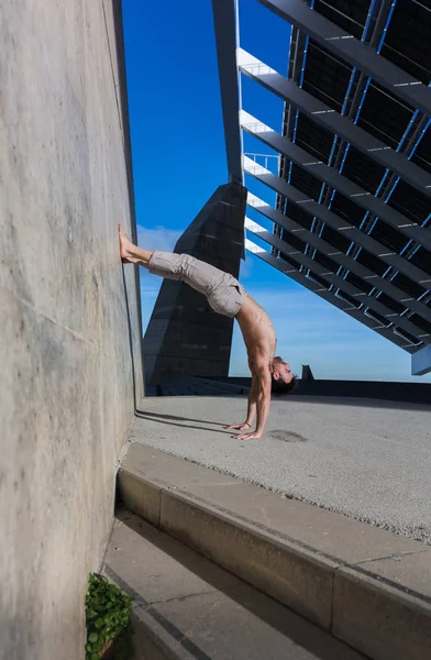 Homme Effectuant Des Exercices Yoga Avancés Étirement Pour Garder Corps — Photo